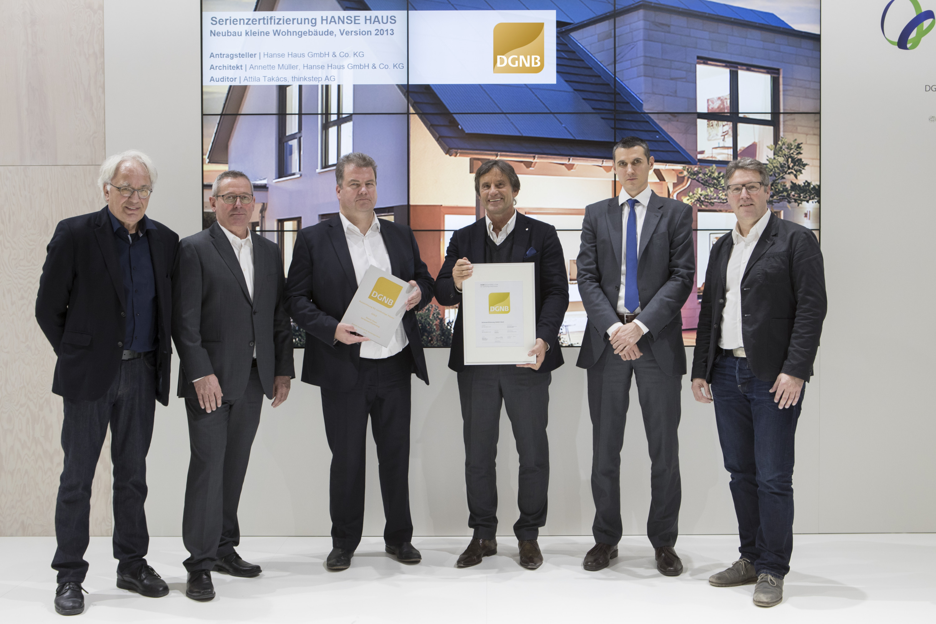 Das DGNB Zertifikat in Gold ging an die Serienzertifizierung HANSE HAUS, überreicht von Prof. Alexander Rudolphi (DGNB Präsident) und Johannes Kreißig (Geschäftsführer DGNB GmbH)
