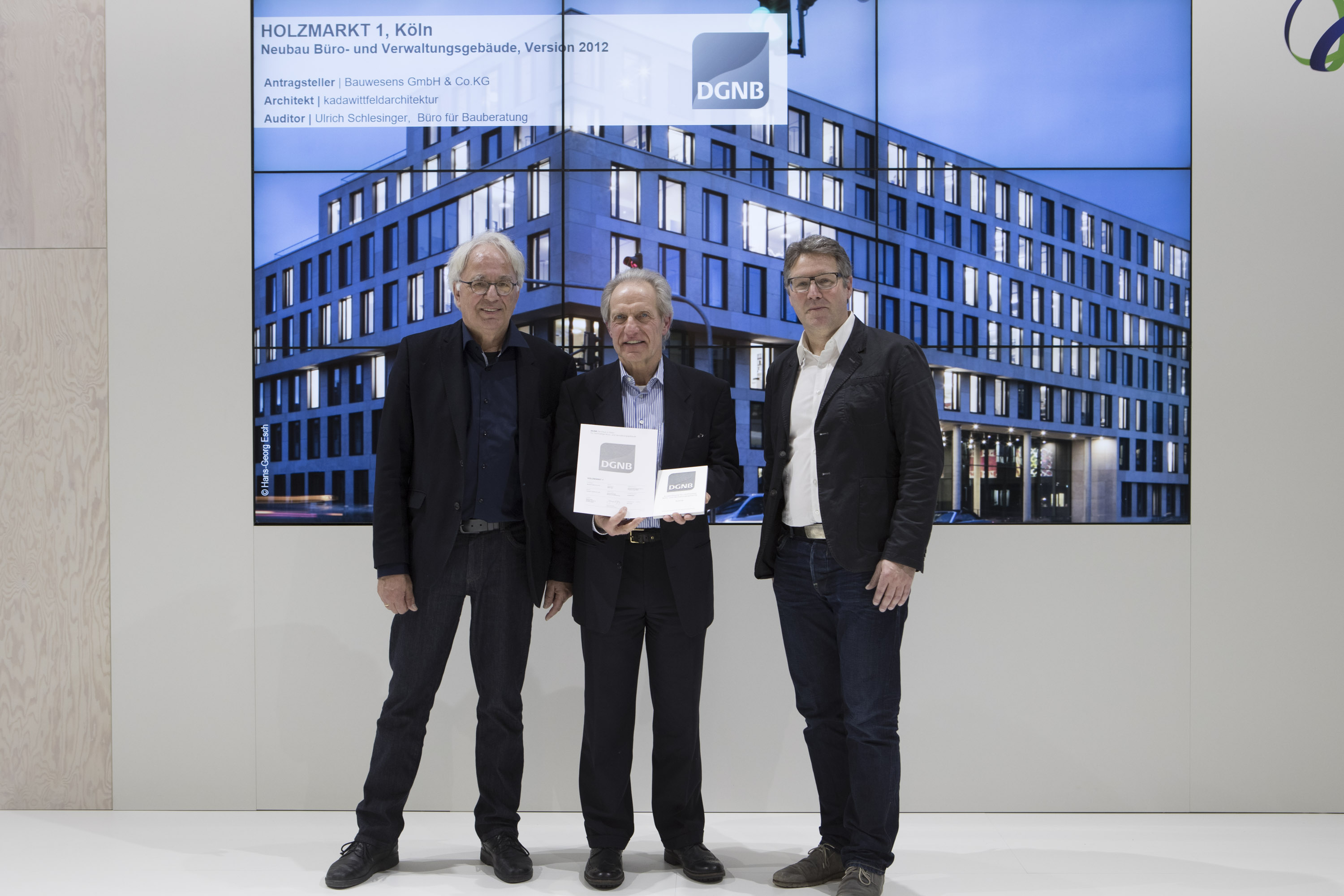 Das Projekt Holzmarkt 1 in Köln erhielt das DGNB Zertifikat in Platin, überreicht von Prof. Alexander Rudolphi (DGNB Präsident) und Johannes Kreißig (Geschäftsführer DGNB GmbH)
