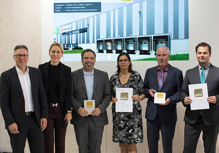 Das DGNB Zertifikat in Gold wurde Goodman für insgesamt 11 Projekte überreicht von Dr. Christine Lemaitre (Geschäftsführender Vorstand DGNB) und Johannes Kreißig (Geschäftsführer DGNB GmbH)